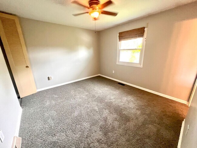 Building Photo - 3 Bed 2 Bath- Hopewell Township Pa!