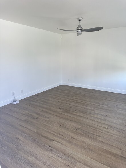 Bright and light living room - 10152 Ascot Cir