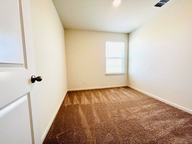 Building Photo - Gorgeous 3 bedroom | 2.5 bath home in great location!