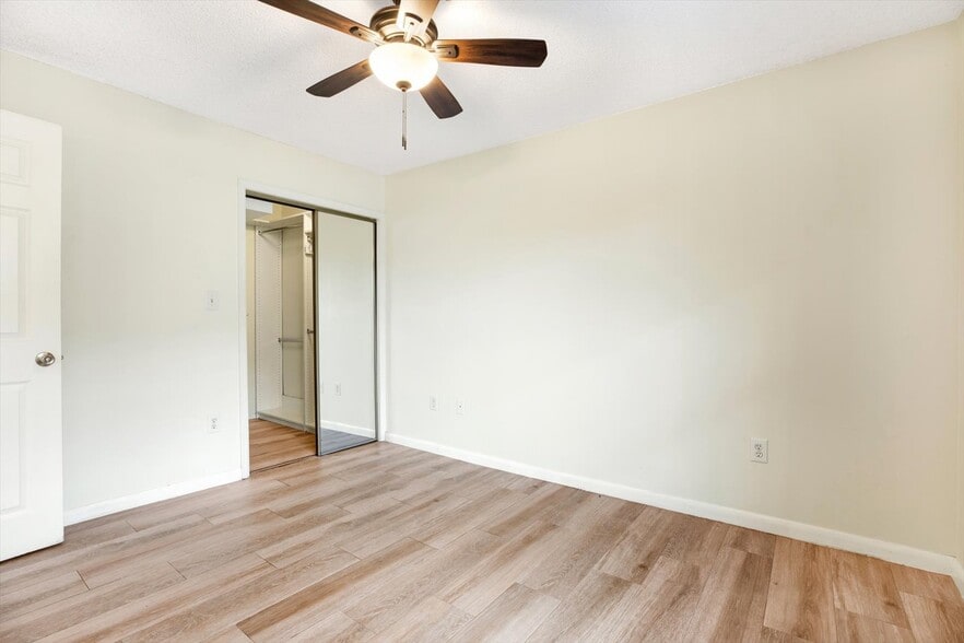 Bedroom with walk in closet - 1000 W Horatio St