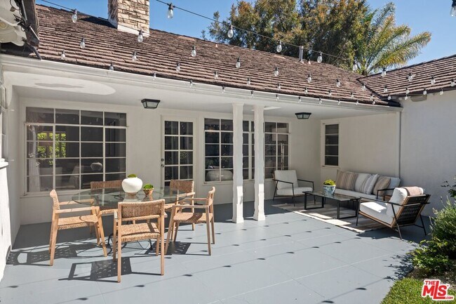 Building Photo - 2107 Coldwater Canyon Dr