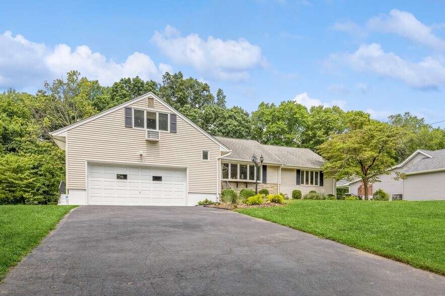 Building Photo - 558 Baylor Ave