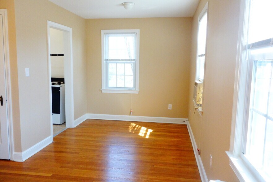 Building Photo - Beautifully Updated Apartments in a Quiet Garden-Style Building