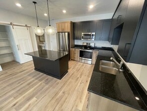 Building Photo - Modern Mountain Rtreat for Rent - Just Min...