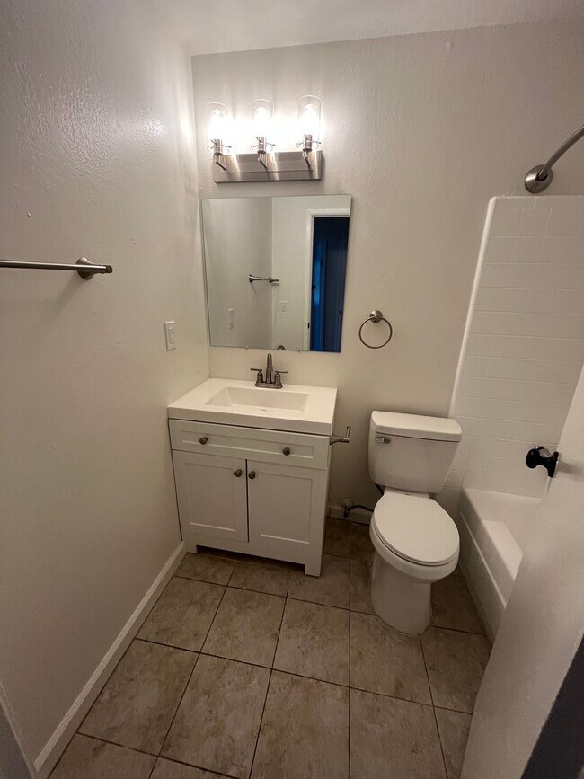 Building Photo - Spacious 2 Bedroom Condo/ Nicely Renovated...