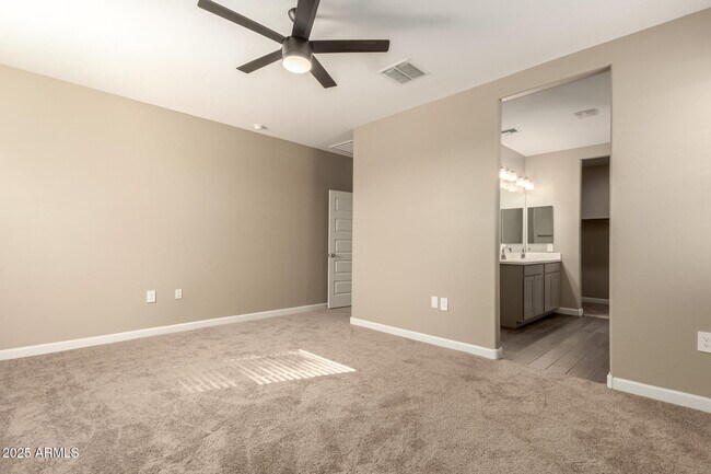 Building Photo - 1357 E Chillingham Rd