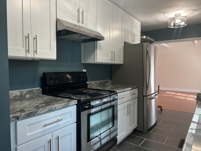 Building Photo - 110 Miller St