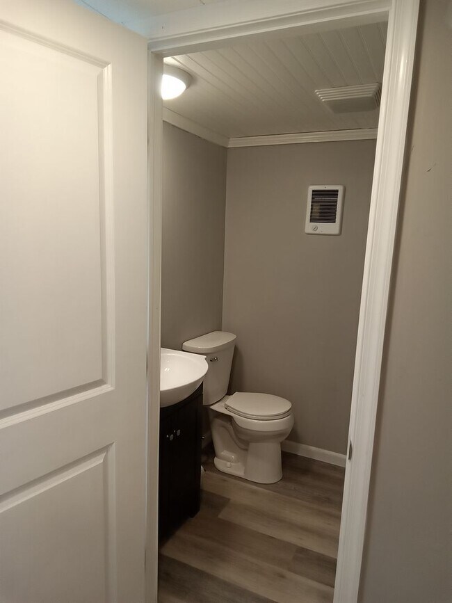 Building Photo - 127 Schoolhouse Rd