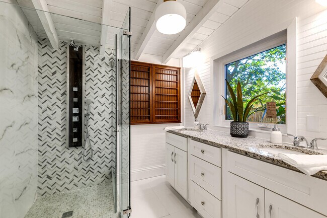 Building Photo - 609 S Arnold Ave