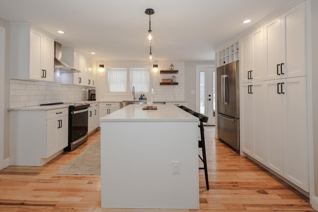 Building Photo - 395 Critchett Rd