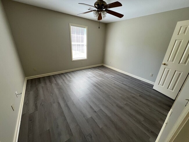 Building Photo - 3 bed 2.5 bath house with multiple bonus rooms!
