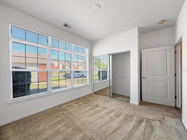 Building Photo - Grand Lakeside Escape: Spacious 3-Bedroom Retreat in Lakeshore Community