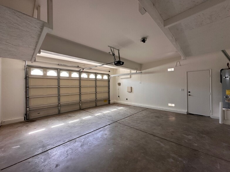 Building Photo - 23424 Caliente Springs Ave
