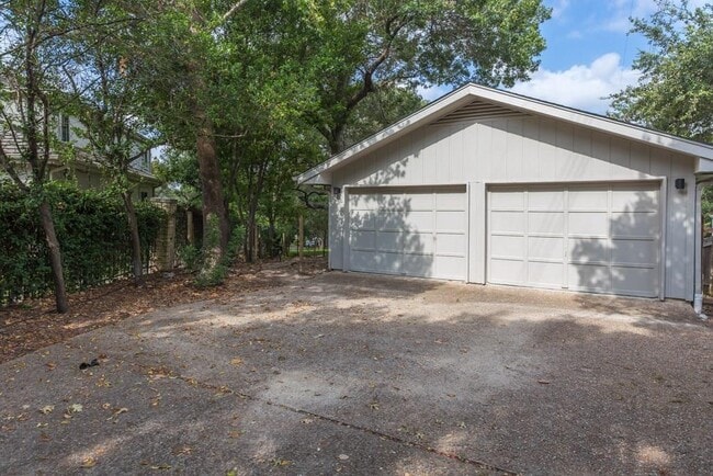 Building Photo - 3000 Maywood Cir