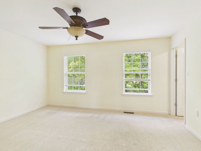 Building Photo - Spacious Townhouse on Mapleton Blvd.