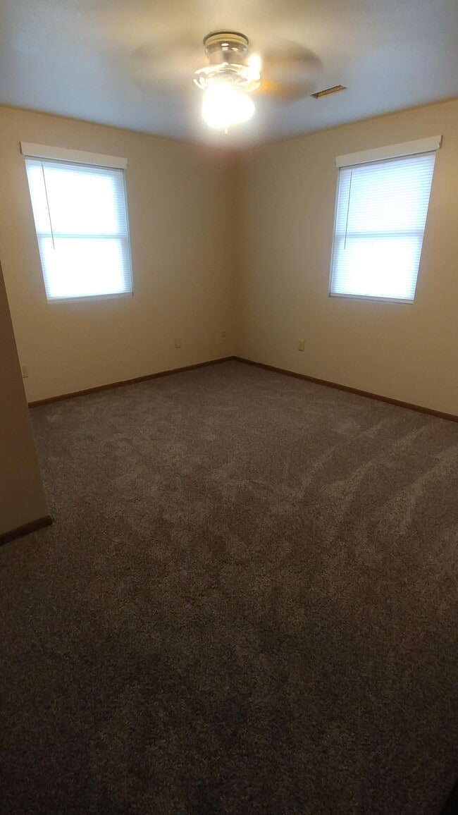 Building Photo - 207 N Elm St