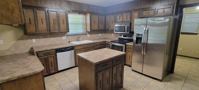 Building Photo - LARGE 3 BEDROOM HOME IN NORTHEAST CLOVIS