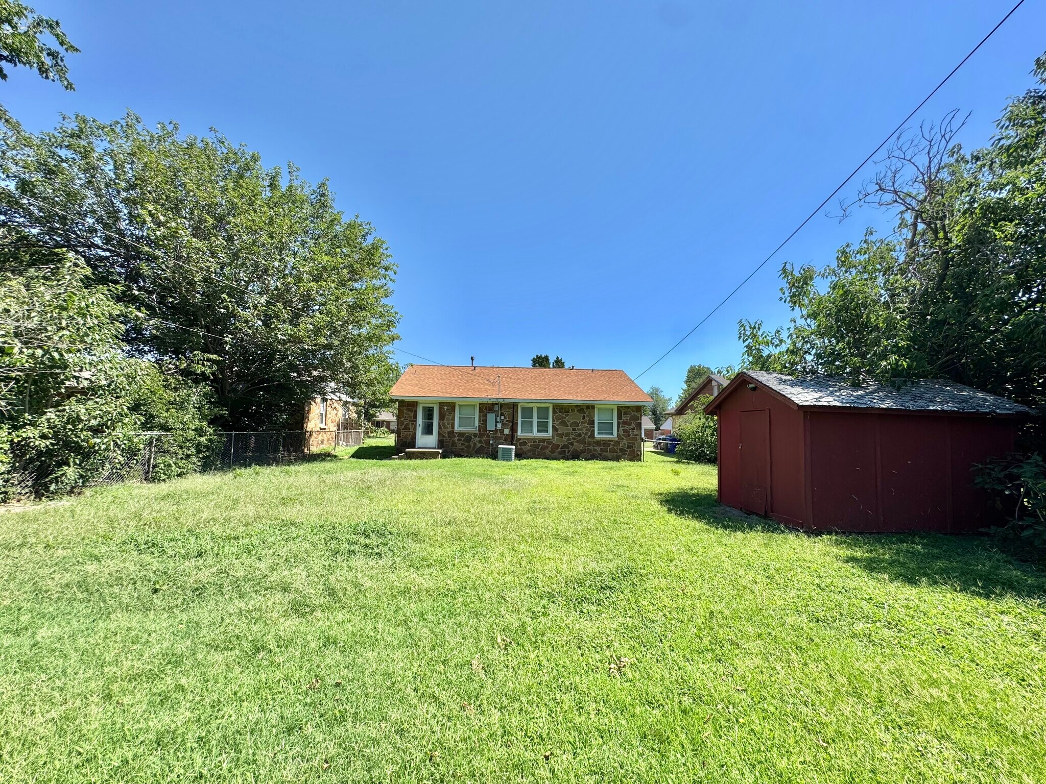 Building Photo - 252 E Coe Dr