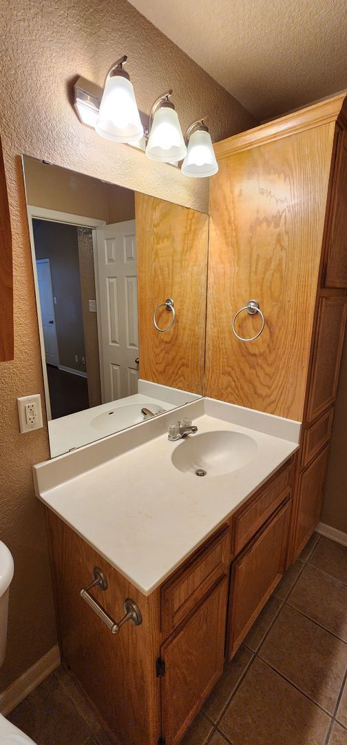 Building Photo - 3 Bedroom / 2 Bath Duplex – Text 201-231-7228 or Call 254-634-7698 for more info