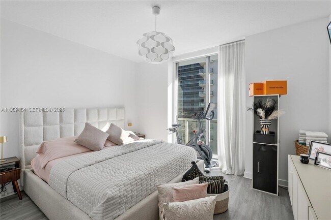 Building Photo - 1111 SW 1st Ave