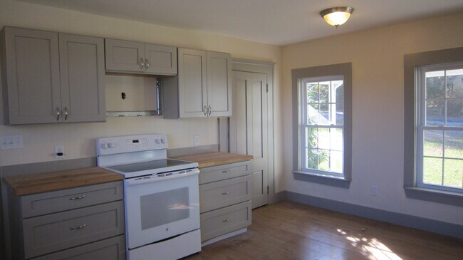 Building Photo - 403 Stebbins Rd