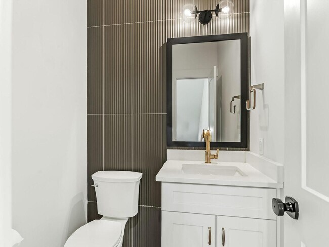 Building Photo - Custom 3 story home in the heart of Belmont/Optimist Park!