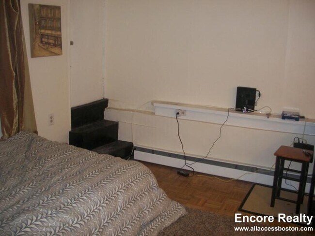 Building Photo - 40 Anderson St