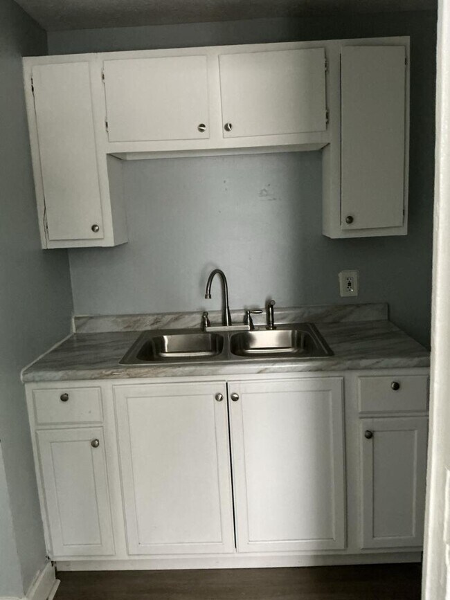 Building Photo - 14405 Sylvia Ave