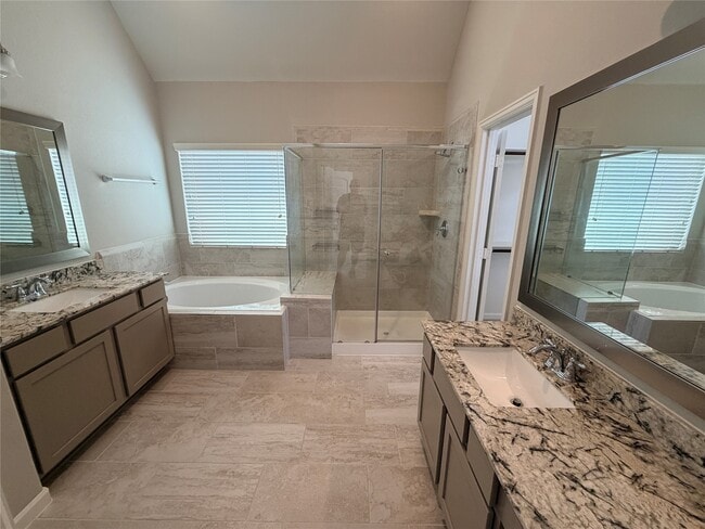 Building Photo - 2018 Royal Landing Dr