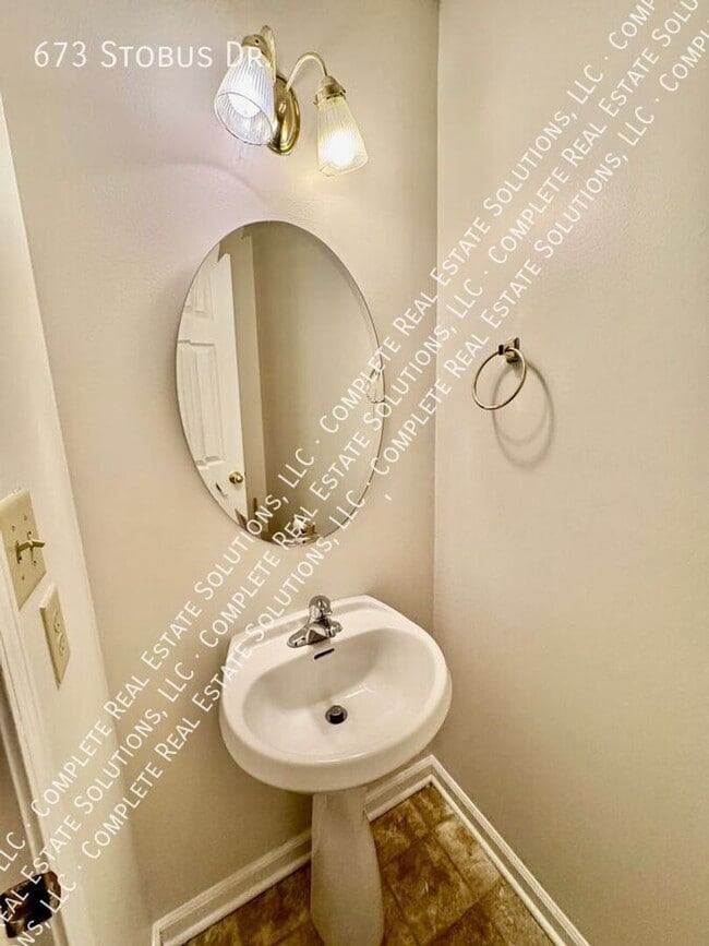 Building Photo - 673 Stobus Dr