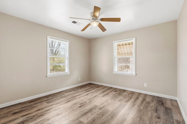 Building Photo - 3 bedroom 1 bath 1 car garage- newly renovated!