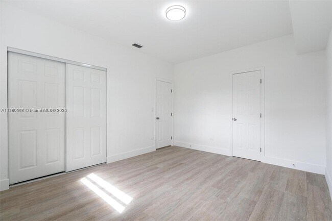 Building Photo - 10845 Peachtree Dr