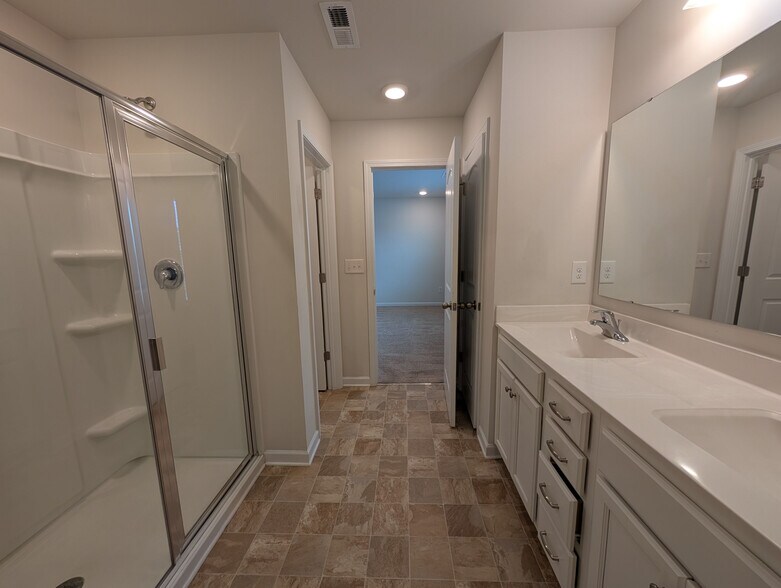 Building Photo - Room in House on Eastcott Ave