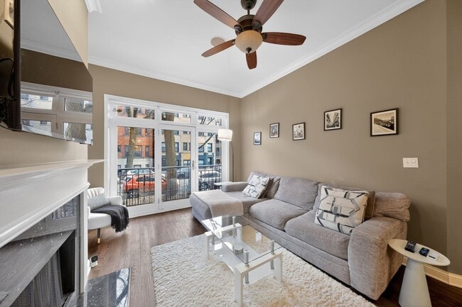 Building Photo - 724 W Briar Pl