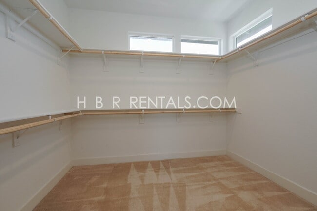 Building Photo - Hansen Village: Spacious 4-Bed Two Story H...