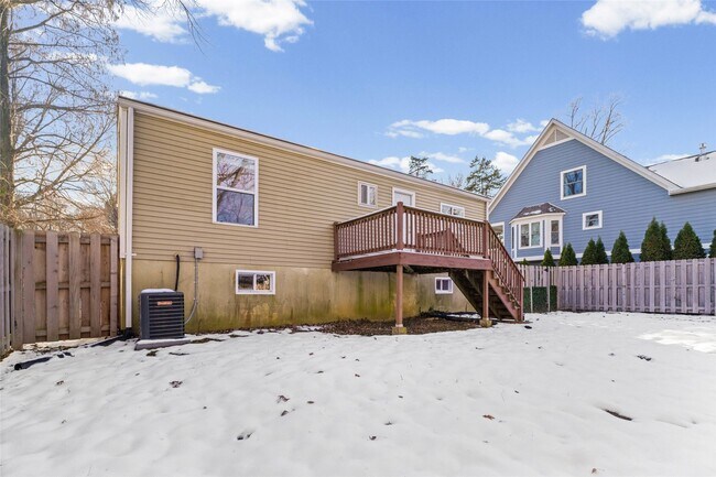 Building Photo - 835 N Forest Ave