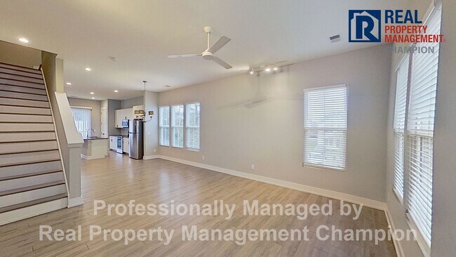 Building Photo - Bright & Open End Unit Townhome