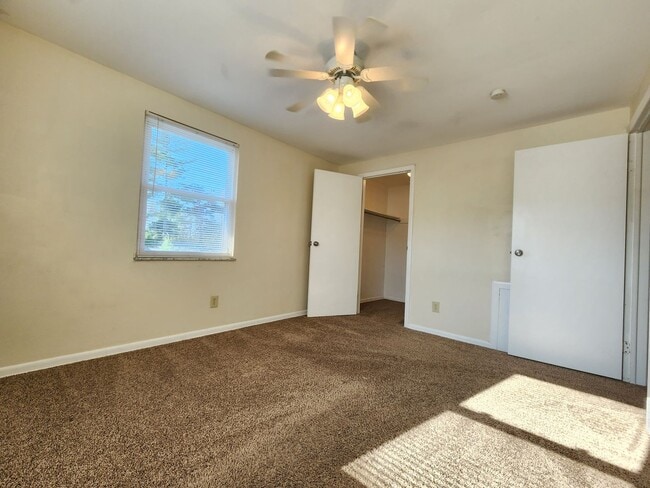 Building Photo - 2527 Sonora Dr