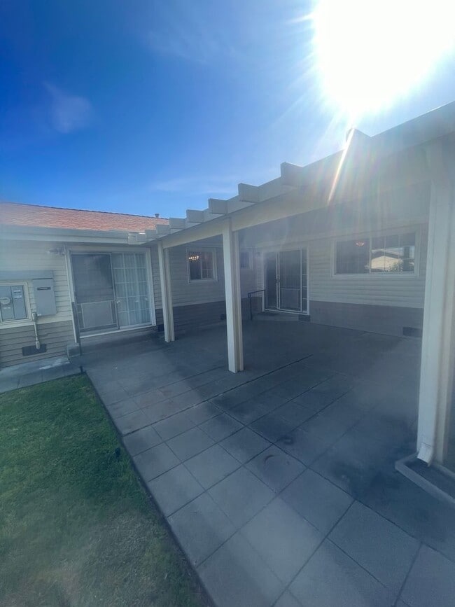 Building Photo - NICE OLDER HOME IN ESTABLISHED AREA