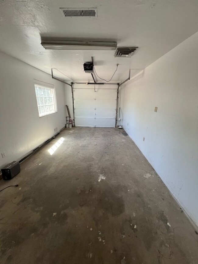 Building Photo - Beautifully Remodeled 2 Bedroom 1 Bath 1 C...