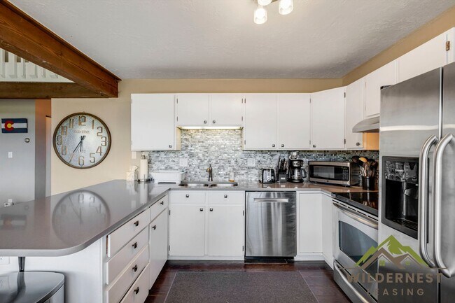 Building Photo - Buffalo Ridge - Spacious unit with Wifi, Covered Parking & Clubhouse