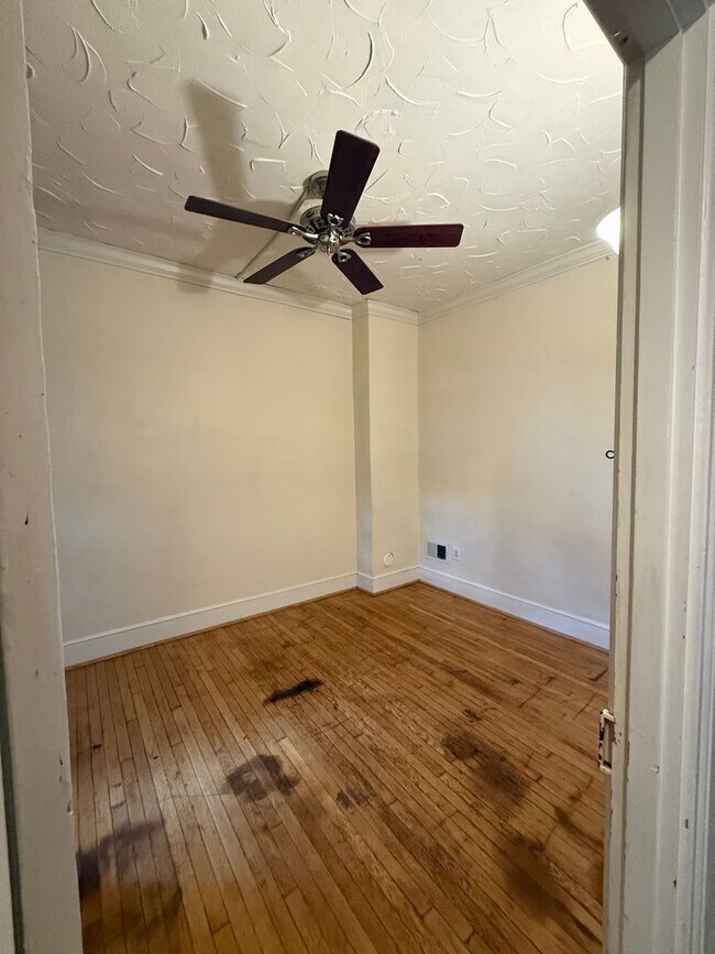 Building Photo - Spacious 4 bedroom House