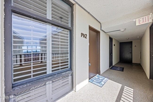 Building Photo - 2100 Ocean Dr S