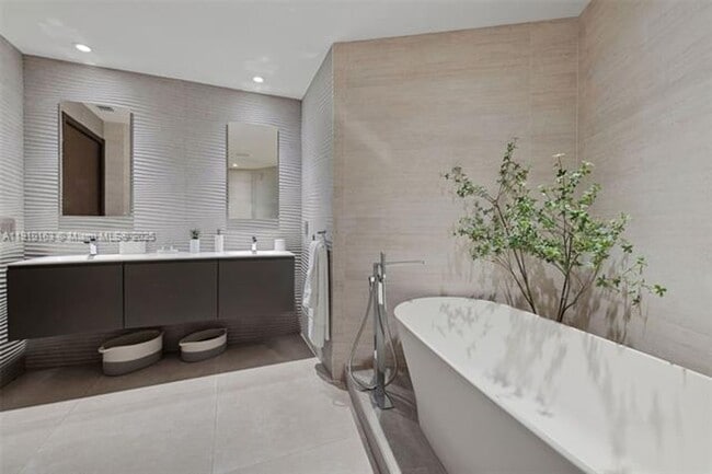 Building Photo - 808 Brickell Key Dr