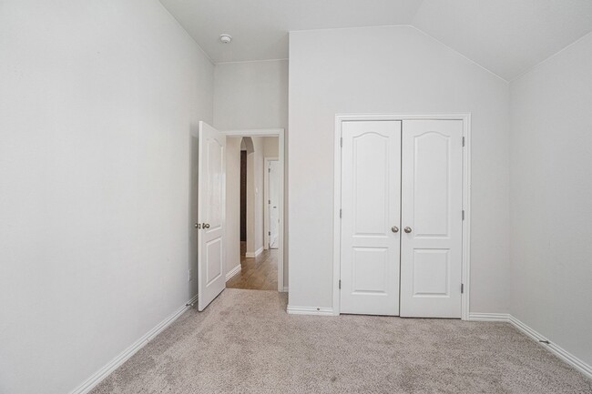 Building Photo - 2805 Chestnut Ln