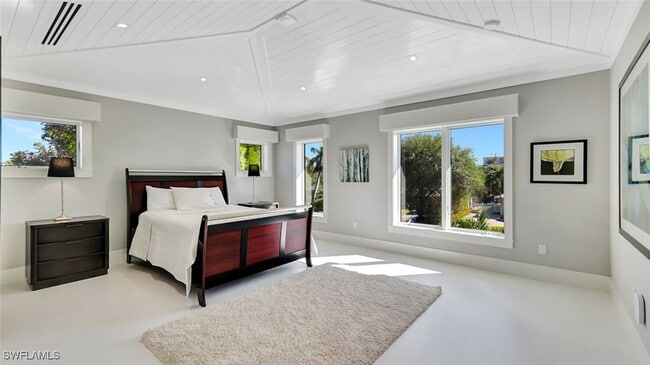 Building Photo - 739 5th Ave N