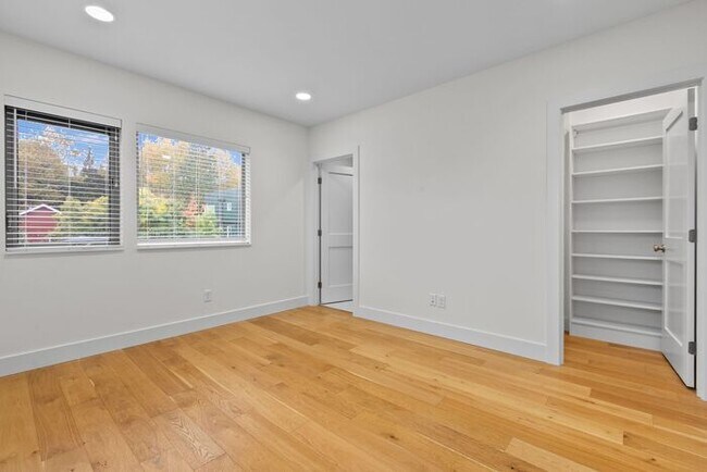 Building Photo - Stunning Ultra-Modern Central District Townhome w/ Air Conditioning