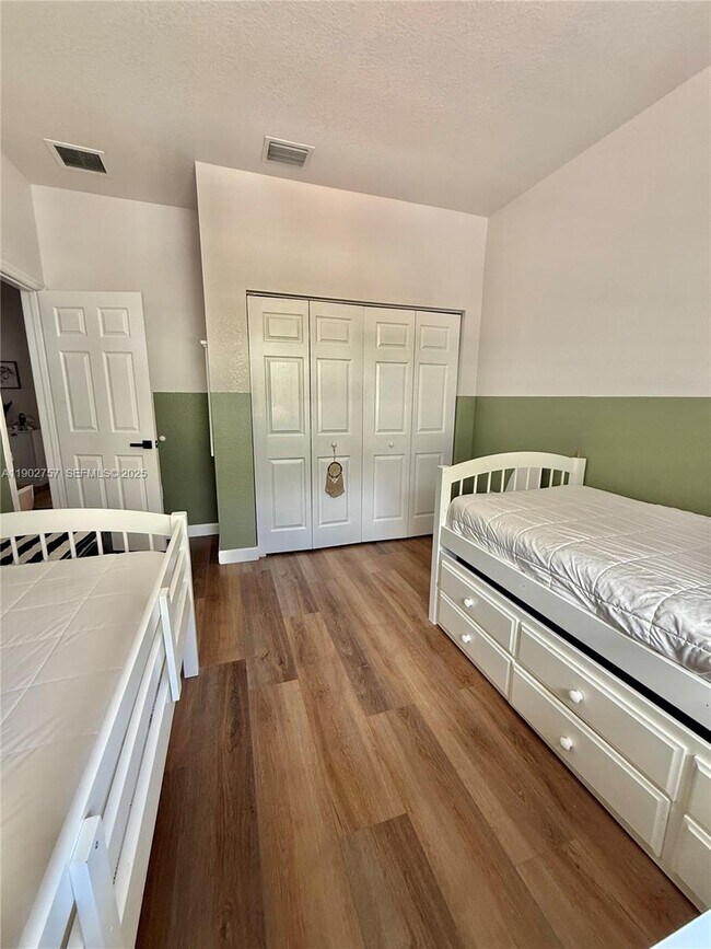 Building Photo - 1034 NE 208th St