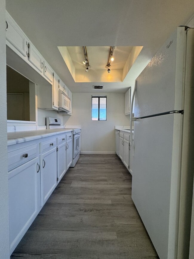 Building Photo - 850 S River Dr