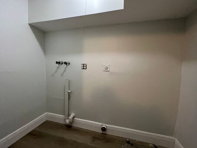 Building Photo - 6511 Seminole Dr